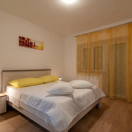 Galeb トロギール